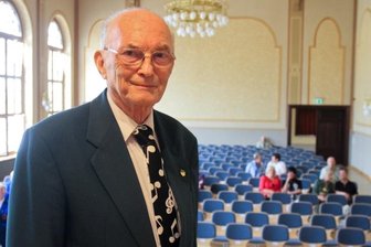 Sachsens ältester Chorleiter übergibt Taktstock an Nachfolgerin - Der Kirchberger Hermann Hofmann ist mit 85 Jahren Sachsens ältester Chorleiter.