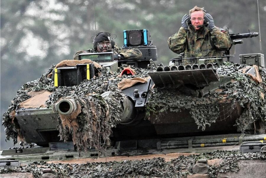 Sachsens Arbeitgeberchef schlägt Streichung eines Feiertags vor - zur Finanzierung der Bundeswehr - Verteidigungsminister Boris Pistorius (SPD), hier im Turm eines Leopard 2A6, hält die versprochenen 100 Milliarden Euro zur Aufrüstung der Bundeswehr für nicht ausreichend. 