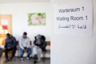Sachsens Behörden mehrsprachig - Beamte lernen Fremdsprachen - Termine vereinbaren, Formulare ausfüllen, Behördengänge - wer die deutsche Sprache nicht gut beherrscht, hat es meist schwer. Migranten organisieren sich oft selbst einen Sprachmittler. Vor allem in kleinen Städten können Ämter mit Mehrsprachigkeit bislang kaum dienen.