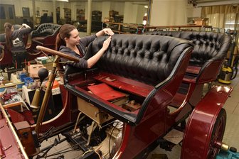 Sachsens beste Sattler-Gesellin kommt aus Niederwiesa und arbeitet in Zwönitz im Erzgebirge - Sylvana Kuhn ist frisch ausgelernte Gesellin im Sattlerhandwerk, Spezialisierung Fahrzeugbau. Im Restaurationsbetrieb Zinke in Zwönitz im Westerzgebirge arbeitet sie mit den Oldtimerexperten aktuell einen Cadillac auf.