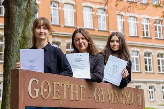 Sachsens beste Sprachtalente kommen aus Auerbach - So sehen Siegerinnen aus: Maja Klinder (15) und Silvana Flechsing (15), beide Klassenstufe zehn, sowie die Neuntklässlerin Lina Müller (14) haben den Bundeswettbewerb der Fremdsprachen 2021 in der Kategorie Team Schule auf Landesebene gewonnen.