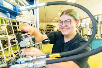 Sachsens bester Ausbildungsbetrieb: Was macht den Marienberger Automobilzulieferer Scherdel so erfolgreich? - Cora Liebchen, sie lernt Mechatronikerin, bereitet ein Hydraulikventil für einen Übungsaufbau vor. Die 17-jährige Seiffenerin sagt: „Die Ausstattung der Lehrwerkstatt ist großartig. Ich fühle mich bei Scherdel sehr gut aufgehoben.“