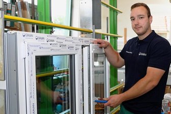 Sachsens bester Tischlermeister kommt aus Stenn - Kurt Modes in der Werkstatt in Stenn. Fensterbau bildet den Schwerpunkt des Familienbetriebes. 