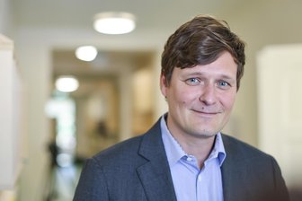 Sachsens „Bleifuß-Minister“? Conrad Clemens fuhr immer wieder zu schnell - Conrad Clemens (CDU) ist Kultusminister von Sachsen - und offenbar gerne zu flott unterwegs.
