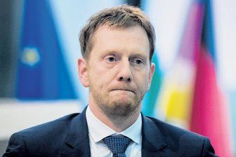 Sachsens CDU in Aufruhr - Sachsens CDU-Generalsekretär Michael Kretschmer am Mittwoch in Dresden. Er soll der nächste Ministerpräsident des Freistaates werden. Der Noch-Regierungschef Stanislaw Tillich sprach an diesem Mittwoch von einem "desaströsen Ergebnis der Sächsischen Union" bei der Bundestagswahl. Nun soll Kretschmer die Partei in die Zukunft führen.