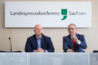 Sachsens CDU-Spitze will auf Abstand zur AfD bleiben - „Guter Tag für Sachsen“: AfD-Landeschef Jörg Urban und Generalsekretär Jan Zwerg (links) in der Pressekonferenz am Tag nach der Bundestagswahl.
