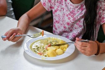Sachsens Eltern und Lieferanten von Kita- und Schulessen rufen um Hilfe - Wegen deutlich gestiegener Kosten haben die meisten Caterer in Sachsen die Preise für ihr Schul- und Kitaessen erhöht. 