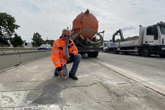 Sachsens engstes Nadelöhr: Unterwegs auf der Baustelle der Autobahn A 4 zwischen Wilsdruff und Nossen - Ralf Herrmann von der Außenstelle Dresden der Niederlassung Ost der Autobahn GmbH des Bundes zeigt Schäden auf der A 4 bei Wilsdruff. Der Autobahn-Abschnitt wird seit Jahren saniert.