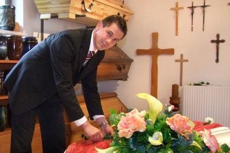 Sachsens erster Bestattermeister drückte drei Jahre die Schulbank - Auch mit dem Meisterbrief in der Tasche kümmert sich Ronny Krenkel weiterhin um alles, was für eine würdevolle Bestattung notwendig ist.