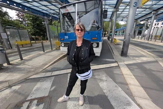 Sachsens fragwürdige Kulturförderung: Nicht ein Cent für Barrierefreiheit - Auch das Kulturhauptstadt-Theaterprojekt „Der Bus ist abgefahren“ von Regisseurin Gabi Reinhardt muss ohne sächsische Fördermittel für barrierefreien Zugang auskommen.