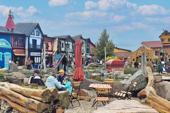Sachsens Freizeitpark „Arkazien“ mit neuen Attraktionen in die Saison gestartet - Bunte Markthäuschen verleihen dem Freizeitpark „Arkazien“ vor den Toren Leipzigs ein besonderes Flair.