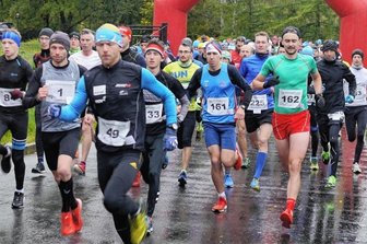 Sachsens Gipfel wieder ein Ziel - 2019 verteidigte Marc Schulze (Nr. 1) den Sieg beim Fichtelberglauf von 2018, danach setzte Corona ein Stoppzeichen. Nun will der Mann vom Citylaufverein Dresden das dritte Mal als Erster auf dem Plateau ankommen. 