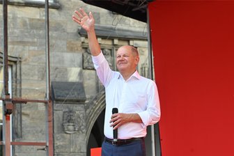 Sachsens Glanz und Olafs Gloria – wie der Kanzler in Chemnitz die goldene Zukunft des Freistaates beschwört - Es geht um die Zukunft: Olaf Scholz auf dem Neumarkt in Chemnitz.