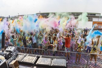 Sachsens größte Diskothek schließt – Für Location im Erzgebirge gibt‘s aber Zukunftspläne - Ein Festival zu den Anfangszeiten auf dem Parkplatz des Event Centers Stollberg.