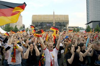 Sachsens größte EM-Fanmeile in Leipzig: Das kosten Bier, Bratwurst & Co. - und was die Besucher noch wissen sollten - Tage wie diese: Schon bei der Fußball-WM 2006 fieberten Tausende auf dem Augustusplatz in Leipzig mit. Das soll sich nun bei der Europameisterschaft vom 14. Juni bis 14. Juli wiederholen.