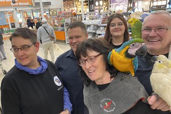 Sachsens größte Exotenschau steigt im Vogtland: Veranstalter rechnen mit Gästeansturm - Auf Werbetour für die Exotenschau - Mitglieder des Ausrichtervereins im Obi Reichenbach.