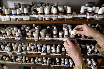Sachsens größte Kassen zahlen vergleichsweise wenig für Homöopathie - Fläschchen mit homöopathischen Präparaten für viele Zwecke.