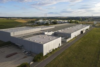 Sachsens größter Batteriespeicher wird in Freiberg-Ost installiert - Mit rund 42.000 Quadratmetern bietet die Produktionsstätte von JT Energy Systems im Gewerbegebiet Freiberg-Ost genügend Platz für den 750-Quadratmeter-Großspeicher mit 25 Megawatt Spitzenleistung und 23 Megawattstunden Kapazität. Zum Vergleich: Der Medienberichten zufolge weltgrößte Speicher in Kalifornien soll von 1600 auf 3000 Megawattstunden erweitert werden; in der Anlage hatte es allerdings wiederholt Probleme gegeben.