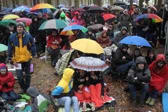 Sachsens größter Freiluft-Gottesdienst zu Pfingsten erstmals im Schnee - Der Freiluft-Gottesdienst zu Pfingsten fand in Stützengrün erstmals im Schnee statt.