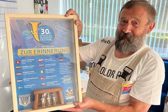Sachsens größtes Blasmusikfestival lenkt den Fokus aufs Erzgebirge - Reinhard Schramm aus Albernau baut die Bilderrahmen für das Erinnerungsstück, das jedes Gast-Orchester seit 1998 erhält. Zudem spielt der Erzgebirger Tuba und spannt auch seine Familie am Festivalwochenende ein.