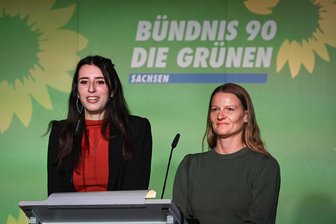 Sachsens grüne Doppelspitze: Abgewatscht in den Bundestagswahlkampf - Gute Miene nötig: Marie Müser (l.) wollte sich eigentlich von der Landesspitze der Grünen zurückziehen und erzielte ein achtbares Ergebnis, während Co-Vorsitzende Christin Furtenbacher von den Delegierten einmal abgewatscht wurde.