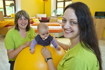 Sachsens Grüne fordern einen Nothilfefonds für die Hebammen - Tamar Küchler (rechts) und Stefanie Rößler arbeiten als Hebammen im Geburtshaus Glühwürmchen in Annaberg-Buchholz.