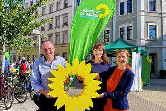 Sachsens Grüne ziehen mit Dreierspitze in die Landtagswahl 2024 - Das grüne Spitzentrio für die Landtagswahl 2024: Katja Meier (Mitte), Wolfram Günther und Franziska Schubert am Brühl in Chemnitz.