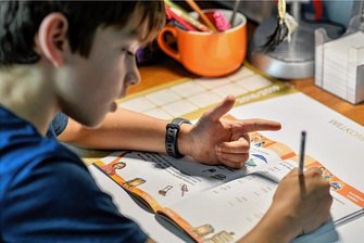 Sachsens Grundschüler auf Platz eins - aber jeder Zweite hat Defizite beim Schreiben - ILLUSTRATION - Eine Junge lernt am 11.04.2020 in Bochum fuer die Schule (gestellte Szene). Foto: Kirsten Neumann