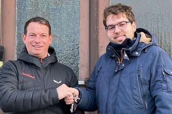 Sachsens höchstgelegener Bahnhof: Ein Ort voller Geschichte erwacht - Schlüsselübergabe: Peter Scholle (rechts) ist neuer Eigentümer des Bahnhofsgebäudes in Schöneck. Dass es für das Haus eine Perspektive gibt, freut Bürgermeister Andy Anders (links).