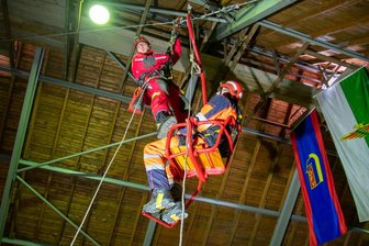 Sachsens Höhenretter in Buchholzer Kirche: Rettungsübungen aus dem Sessellift - Im Dachboden der Sankt-Katharinen-Kirche in Buchholz ist ein "Sessellift" fürs Training montiert - im Bild Michael Engelstädter (l.) und Heiko Pietzsch vom Bergbau- und Höhenrettungszug der Stadtfeuerwehr Annaberg-Buchholz bei der praktischen Übung. 