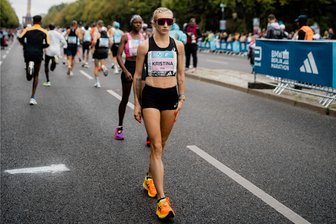 Sachsens Hoffnung beim Berlin-Marathon: Humpelnd ins Hotel statt laufend ins Ziel - Eine fokussierte Kristina Hendel vor dem Start des Berlin Marathons. Es sollte aber nicht ihr Tag werden.