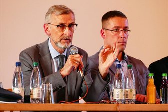 Sachsens Innenminister beeindruckt in Wolkenstein mit seiner Offenheit - Sachsens Innenminister Armin Schuster (links) saß auf der Bühne neben Oberstleutnant Georg Böhme, dem Kommandeur des Marienberger Panzergrenadierbataillons.