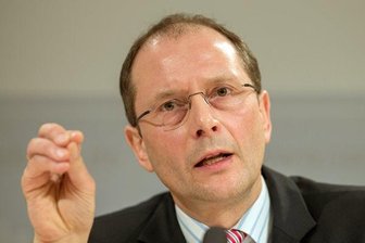 Sachsens Innenminister will mehr Polizisten behalten als geplant - "Glauben Sie mir: Aus der Schusslinie nehmen sähe anders aus": Innenminister Markus Ulbig.