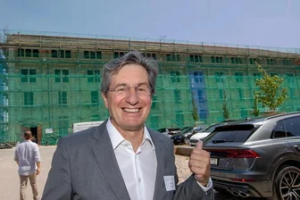 Sachsens IT-Gipfel hat in Plauen begonnen:  "Ein großer Aufschlag für die Region" - Daumen hoch für die erste Veranstaltung in der sich noch im Ausbau befindlichen Hempelschen Fabrik: Rainer Gläß, Chef von GK Software, sorgt für einen Hauch von Silicon Valley in der Plauener Elsteraue. 