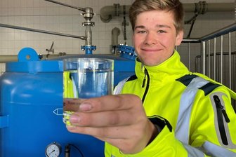 Sachsens Jahrgangsbester stößt mit Wasser aufs Wasser an - Tom Herpich ist bester Azubi des IHK-Jahrgangs 2021 in Sachsen im Bereich staatlich anerkannter umwelttechnischer Berufe.