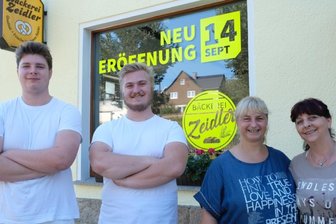Sachsens jüngster Bäckermeister fängt an - Der Countdown läuft für Bäckermeister Tommy Leidereiter (zweiter von links) sowie für die Frauen hinter dem Ladentisch Michaela Müller, Janet Leidereiter (von rechts) und Geselle Maximilian Ludwig.