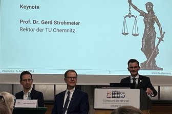 Sachsens Justiz droht bald ein Generationswechsel-Kollaps - warum das eine Chance für Chemnitz ist - TU-Rektor Gerd Strohmeier (rechts) leitete die Podiumsdiskussion in der Universitätsbibliothek ein.
