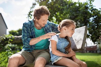 Sachsens Kinderarzt-Chef: Patienten hatten sogar schon Zeckenstiche im Augenlid - Im Nackenbereich lassen sich Zecken besonders gern nieder. Um keinen der Blutsauger zu übersehen, sollten Eltern den gesamten Körper ihrer Kinder abends absuchen.