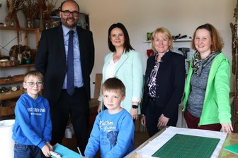Sachsens Kitas in Not: „Es klemmt an vielen Ecken“ - Der Staatsminister Christian Piwarz (hinten l.) besuchte auf Einladung von Brit Richter (rechts) die Kita Kitz in Oederan. Mit dabei waren auch die Landtagsabgeordnete Susan Leithoff (2.v.l.) und Dr. Nicole Wolfram (2.v.r).