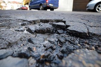 Holperpisten sind in vielen Kommunen noch das mildeste Problem. Sachsens Infrastruktur benötigt Milliarden-Investitionen.  