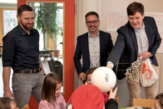 Sachsens Kultusminister im Vogtland: „Es wird irgendwann an die Existenz gehen“ - Kleine Geschenke zum letzten Kindergartentag vor Weihnachten im Adorfer Michaeliskindergarten: Kultusminister Conrad Clemens, Landtagsabgeordneter Sören Voigt und Kitaleiter Robin Jacob (von rechts).