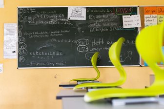 Sachsens Kultusminister Piwarz zu Corona an Schulen: "Die allermeisten gehören zur schweigenden Mehrheit" - Ob es in der Coronakrise wieder zu Schulschließungen kommen wird, hängt Kultusminister Christian Piwarz zufolge davon ab, zu welchen Krankheitsverläufen die Omikron-Variante führt.