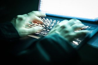 Sachsens Landeskriminalamt warnt: Cyberangriffe auf Firmen nehmen zu - Wer sich in Sicherheit wiegt, hat schon verloren: Viele Firmen in Sachsen sind aber laut Landeskriminalamt nur unzureichend vor den Attacken Cyberkrimineller geschützt.