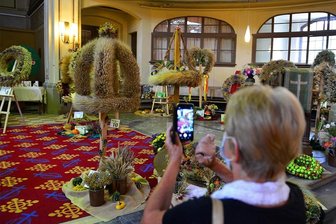 Sachsens Landfrauen suchen die schönste Erntekrone - 2021 waren die schönsten Erntekronen und Erntekränze Sachsens in der Stadtkirche in Frankenberg zu sehen.