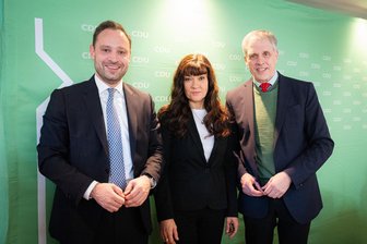 Sachsens Landtagsvizepräsidenten dürfen auf eigenen Chauffeur verzichten - Zwei der drei Chemnitzer CDU-Abgeordneten stehen jetzt an der Landtagsspitze: Präsident Alexander Dierks (gewählt mit 97 Stimmen) und Vize Ines Saborowski (95 Stimmen), hier nach der parteiinternen Kür als Direktkandidaten vor einem Jahr neben Peter Patt (rechts).