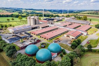 Sachsens Landwirte sehen mehr Potenzial bei Biogasanlagen - Blick auf die Stallanlagen der Genossenschaft in Clausnitz. Im Vordergrund die Biogasanlage. Auf etlichen Dächern sind zudem Fotovoltaikmodule installiert.