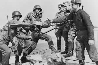 Sachsens letzte Gefechte: So verlief das Ende des Zweiten Weltkrieges in Sachsen - Am 25.04.1945 traf die 69. US-Infanterie-Division der 1. US-Armee bei Torgau an der Elbe mit der sowjetischen 58. Gardedivision zusammen. Am Tag darauf wurde der symbolische Handschlag auf der zerstörten Elbbrücke nachgestellt.