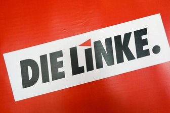 Das Logo der Partei Die Linke steht auf rotem Grund.