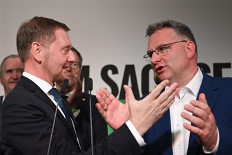 Sachsens mächtigster CDU-Mann neben Michael Kretschmer nach der Landtagswahl: Wie tickt Christian Hartmann? - Sachsens CDU-Chef und sein Stellvertreter: Ministerpräsident Michael Kretschmer (links) auf der Wahlparty der CDU am 1. September gemeinsam mit dem inzwischen wiedergewählten Fraktionschef Christian Hartmann.