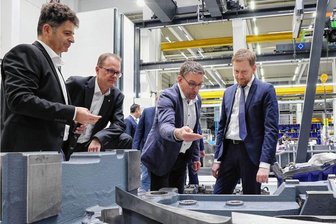 Sachsens Ministerpräsident in Johanngeorgenstadt: Kretschmer verspricht ein Leuchtturmprojekt -  Kretschmer (r.) beim Porsche-Rundgang in Schwarzenberg, mit Geschäftsführer Carlo Modesto, Ralph Teumer und Lutz Kramer (v. l.). 